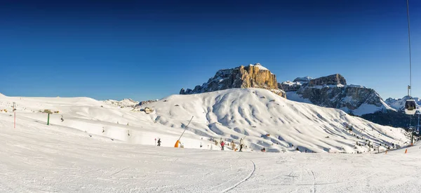 Val di Fassa, Trentino-Alto-Adige bölgesi, İtalya Canazei yakınındaki Kayak Vadisinin güneşli görünümü. — Stok fotoğraf