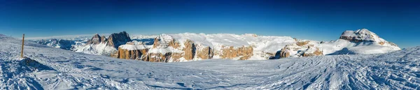 Soliga panoramautsikt över Dolomiterna Alperna på snow valley nära Canazei i Val di Fassa, Trentino-Alto-Adige region, Italien. — Stockfoto