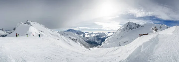 Soliga panoramautsikt över Dolomiterna från en av skidbackarna, Trentino-Alto-Adige region, Italien. — Stockfoto