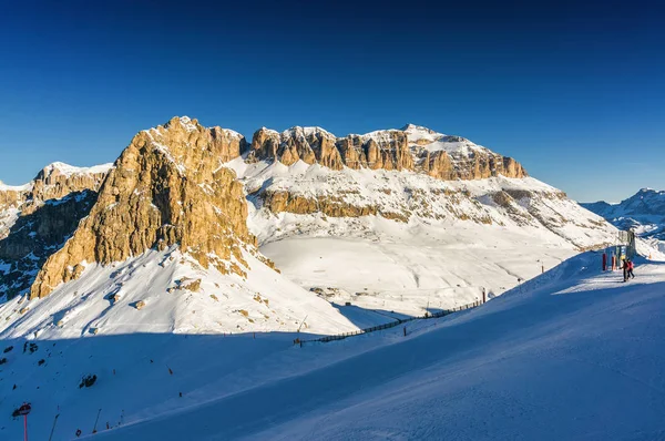 Reggel nézet Belvedere-völgy közelében Canazei a Val di Fassa, Trentino-Alto-Adige region, Olaszország. — Stock Fotó