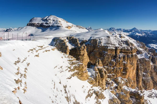 Sunny Pohled dolomitové Alp z hlediska Passo Pordoi poblíž Canazei Val di Fassa, Trentino-Alto-Adige oblast, Itálie. — Stock fotografie