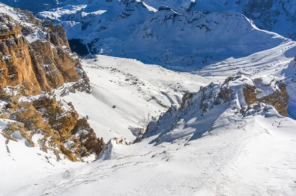 Vista soleada de los Alpes Dolomitas desde el mirador del Passo Pordoi cerca de Canazei de Val di Fassa, región de Trentino-Alto Adigio, Italia . — Foto de Stock