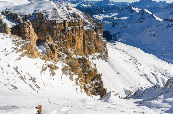 Zonnige weergave van dolomiet Alpen vanuit oogpunt van Passo Pordoi in de buurt van Canazei van Val di Fassa, regio Trentino-Alto-Adige, Italië. — Stockfoto