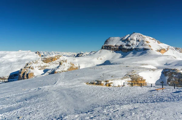 Solig utsikt över dolomit Alperna från synvinkel Passo Pordoi nära Canazei i Val di Fassa, Trentino-Alto-Adige region, Italien. — Stockfoto