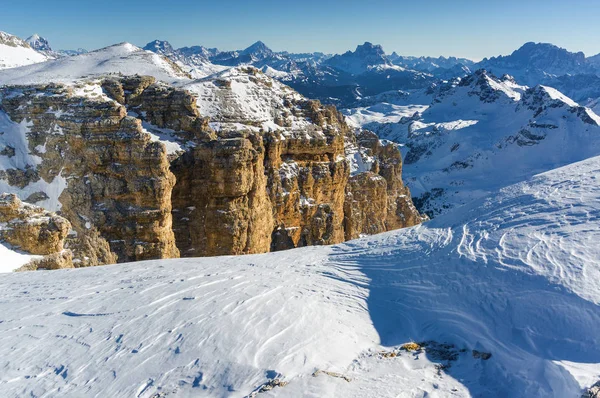 Zonnige weergave van dolomiet Alpen vanuit oogpunt van Passo Pordoi in de buurt van Canazei van Val di Fassa, regio Trentino-Alto-Adige, Italië. — Stockfoto