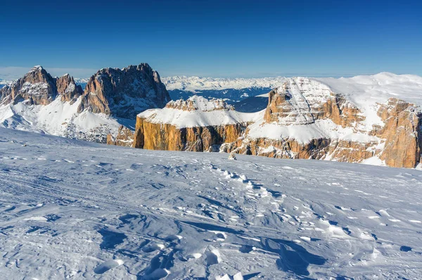 Zonnige weergave van dolomiet Alpen vanuit oogpunt van Passo Pordoi in de buurt van Canazei van Val di Fassa, regio Trentino-Alto-Adige, Italië. — Stockfoto