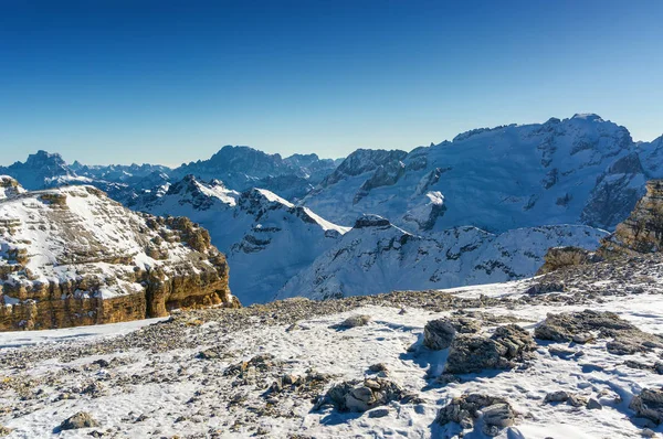 Vista ensolarada dos Alpes Dolomitas do ponto de vista de Passo Pordoi perto de Canazei de Val di Fassa, região de Trentino-Alto-Adige, Itália . — Fotografia de Stock