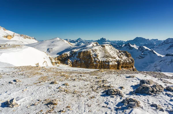 Solig utsikt över dolomit Alperna från synvinkel Passo Pordoi nära Canazei i Val di Fassa, Trentino-Alto-Adige region, Italien. — Stockfoto