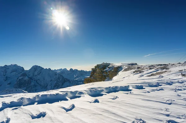 Vista soleggiata delle Alpi dolomitiche dal punto di vista del Passo Pordoi vicino a Canazei della Val di Fassa, Trentino-Alto Adige, Italia . — Foto Stock