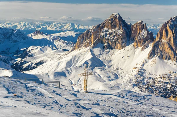 Güneşli Dolomit Alps görünümünden Passo Pordoi Val di Fassa, Trentino-Alto-Adige bölgesi, İtalya Canazei yakınındaki bakış. — Stok fotoğraf