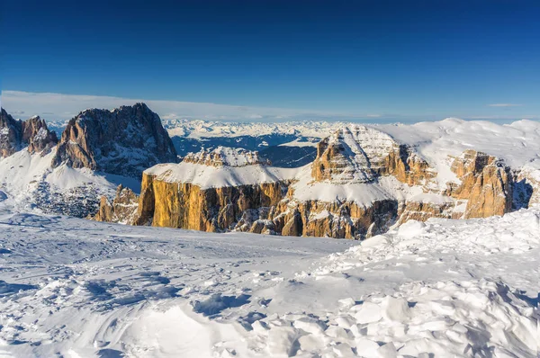 Solig utsikt över dolomit Alperna från synvinkel Passo Pordoi nära Canazei i Val di Fassa, Trentino-Alto-Adige region, Italien. — Stockfoto