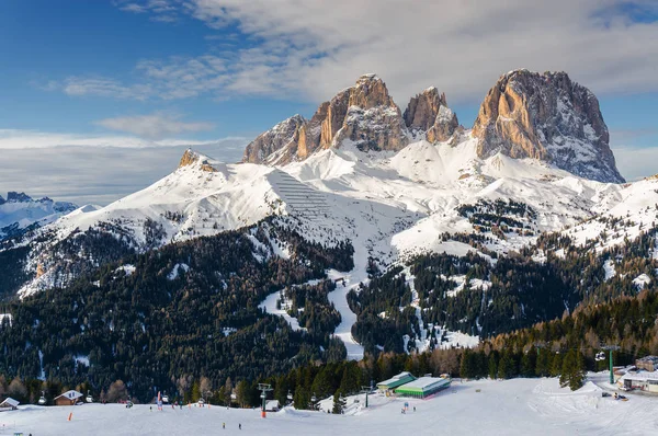ヴァル ・ ディ ・ ファッサ カナツェーイ、Trentino-Alto-Adige 地域、イタリアに近いベルヴェデーレ渓谷の曇りが表示. — ストック写真