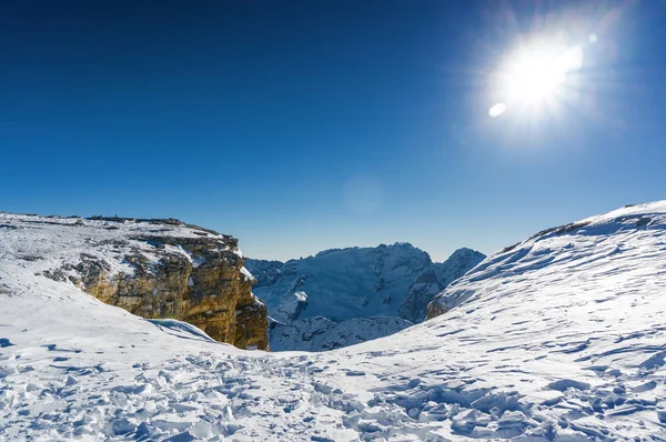 Vista ensolarada dos Alpes Dolomitas do ponto de vista de Passo Pordoi perto de Canazei de Val di Fassa, região de Trentino-Alto-Adige, Itália . Imagem De Stock