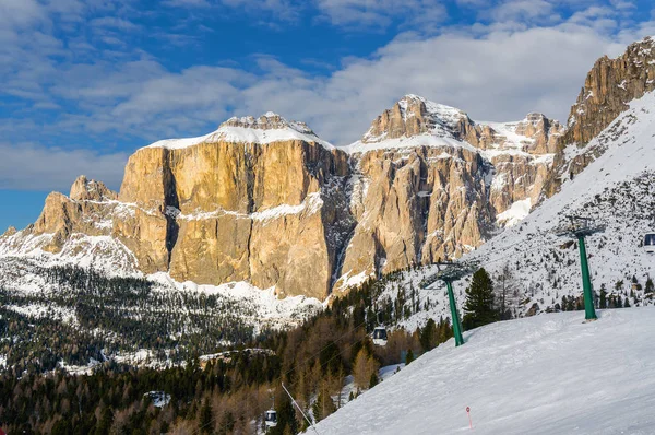 ヴァル ・ ディ ・ ファッサ カナツェーイ、Trentino-Alto-Adige 地域、イタリアに近いベルヴェデーレ渓谷の曇りが表示. — ストック写真