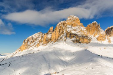 Val di Fassa, Trentino-Alto-Adige bölgesi, İtalya Canazei yakınındaki Belvedere Vadisi'nden Sassolungo sabah görünümü.