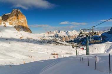 Val di Fassa, Trentino-Alto-Adige bölgesi, İtalya Canazei yakınındaki Belvedere Vadisi'nden Dolomites görünümünü sabah.