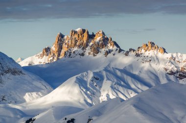 Val di Fassa, Trentino-Alto-Adige bölgesi, İtalya Canazei yakınındaki Belvedere Vadisi'nden Dolomites görünümünü sabah.