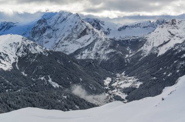 Val di Fassa, Trentino-Alto-Adige bölgesi, İtalya Canazei yakınındaki Belvedere Vadisi'nden Dolomites görünümünü sabah.