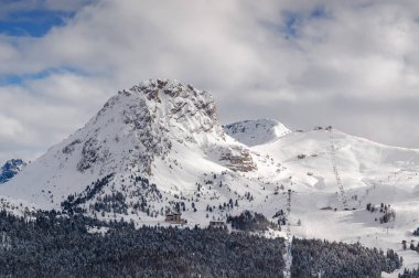 Canazei ve Val di Fassa, Trentino-Alto-Adige bölgesi, İtalya Dolomites, Campitello arasındaki vadi güneşli görünümünü.