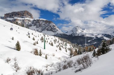 Canazei ve Val di Fassa, Trentino-Alto-Adige bölgesi, İtalya Dolomites, Campitello arasındaki vadi güneşli görünümünü.