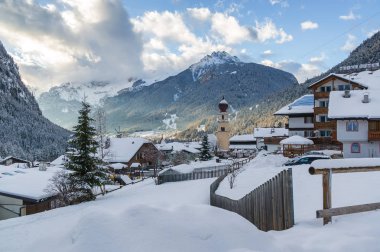 Canazei ve Val di Fassa, Trentino-Alto-Adige bölgesi, İtalya Dolomites, Campitello arasındaki vadi güneşli görünümünü.