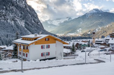 Canazei ve Val di Fassa, Trentino-Alto-Adige bölgesi, İtalya Dolomites, Campitello arasındaki vadi güneşli görünümünü.