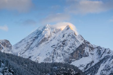 Canazei ve Val di Fassa, Trentino-Alto-Adige bölgesi, İtalya Dolomites, Campitello arasındaki vadi güneşli görünümünü.