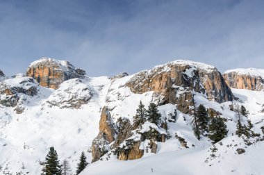 Val di Fassa, Trentino-Alto-Adige bölgesi, İtalya Canazei yakınındaki Dolomites bulutlu görünümünü.