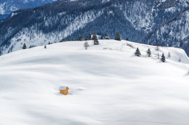 Val di Fassa, Trentino-Alto-Adige bölgesi, İtalya Canazei yakınındaki Dolomites bulutlu görünümünü.