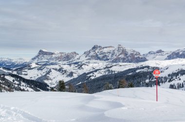 Val di Fassa, Trentino-Alto-Adige bölgesi, İtalya Canazei yakınındaki Dolomites bulutlu görünümünü.