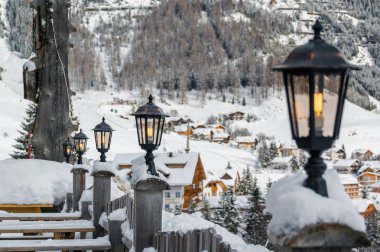 Açık Dolomites Val di Fassa, Trentino-Alto-Adige bölgesi, İtalya Canazei yakınındaki kafede bulutlu görünümünü.