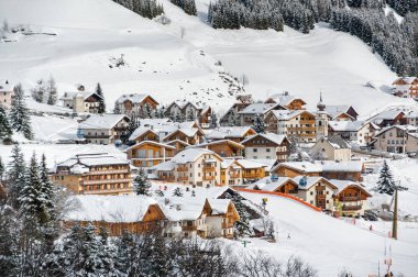 Val di Fassa, Trentino-Alto-Adige bölgesi, İtalya Canazei yakınındaki Dolomites bulutlu görünümünü.