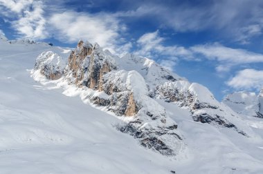 Bulutlu görünümünü Dolomites yakınındaki Val di Fassa, Trentino-Alto-Adige bölgesi, İtalya.