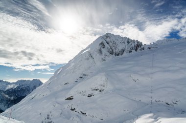 Bulutlu görünümünü Dolomites yakınındaki Val di Fassa, Trentino-Alto-Adige bölgesi, İtalya.