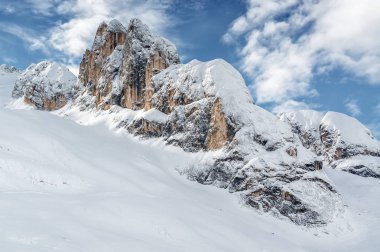 Bulutlu görünümünü Dolomites yakınındaki Val di Fassa, Trentino-Alto-Adige bölgesi, İtalya.