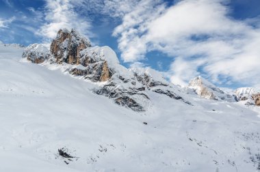 Bulutlu görünümünü Dolomites yakınındaki Val di Fassa, Trentino-Alto-Adige bölgesi, İtalya.