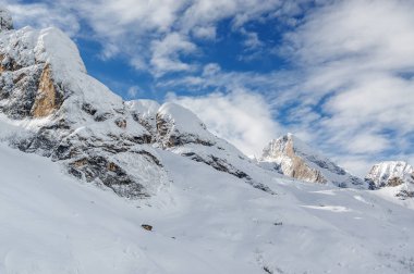 Bulutlu görünümünü Dolomites yakınındaki Val di Fassa, Trentino-Alto-Adige bölgesi, İtalya.