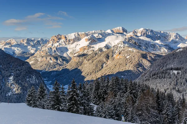 ヴァル ・ ディ ・ ファッサ カナツェーイ、Trentino-Alto-Adige 地域、イタリアに近いベルヴェデーレ バレーでドロミテの朝の景色. — ストック写真