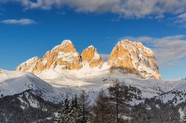 Rano widok na Dolomity w dolinie Belvedere w pobliżu Canazei Val di Fassa, Trentino-Alto-Adige regionu, Włochy. — Zdjęcie stockowe