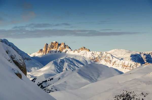 Vista mattutina delle Dolomiti dalla valle del Belvedere vicino Canazei della Val di Fassa, Trentino-Alto Adige, Italia . — Foto Stock