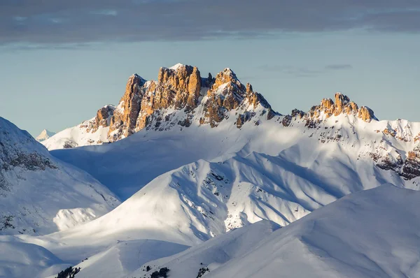 Val di Fassa, Trentino-Alto-Adige bölgesi, İtalya Canazei yakınındaki Belvedere Vadisi'nden Dolomites görünümünü sabah.