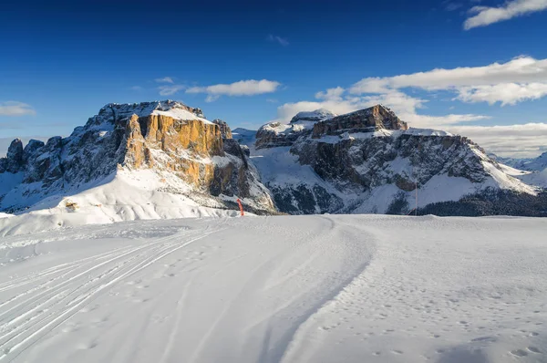 Val di Fassa, Trentino-Alto-Adige bölgesi, İtalya Canazei yakınındaki Belvedere Vadisi'nden Dolomites görünümünü sabah.