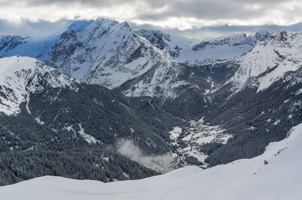 Ochtend uitzicht op de Dolomieten van Belvedere vallei nabij Canazei van Val di Fassa, regio Trentino-Alto-Adige, Italië. — Stockfoto