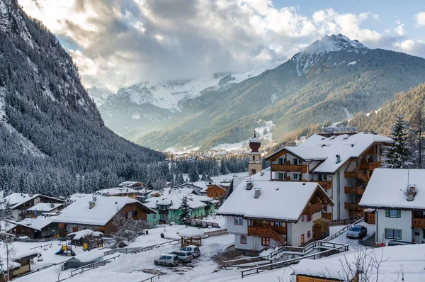 Vista ensolarada do vale entre Canazei e Campitello nas Dolomitas de Val di Fassa, região Trentino-Alto-Adige, Itália . — Fotografia de Stock