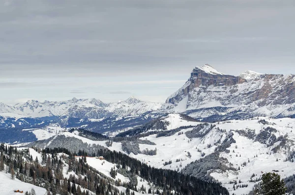 Pochmurny widok na Dolomity w pobliżu Canazei Val di Fassa, Trentino-Alto-Adige regionu, Włochy. — Zdjęcie stockowe