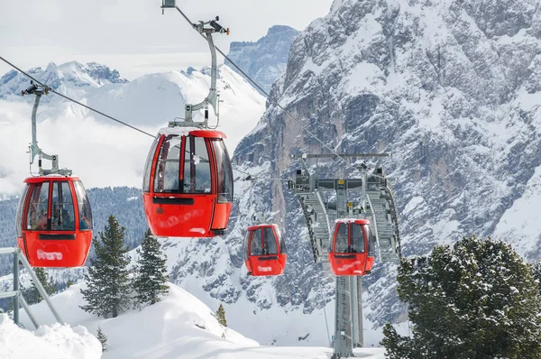 Teleferik Colfosco Dolomites, Val di Fassa, Trentino-Alto-Adige bölgesi, İtalya yakın:.