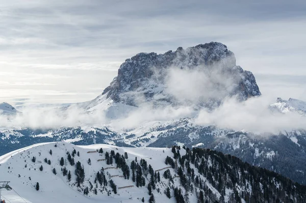 ヴァル ・ ディ ・ ファッサ コルフォスコ、Trentino-Alto-Adige 地域、イタリア近くドロミテの曇りビュー. — ストック写真