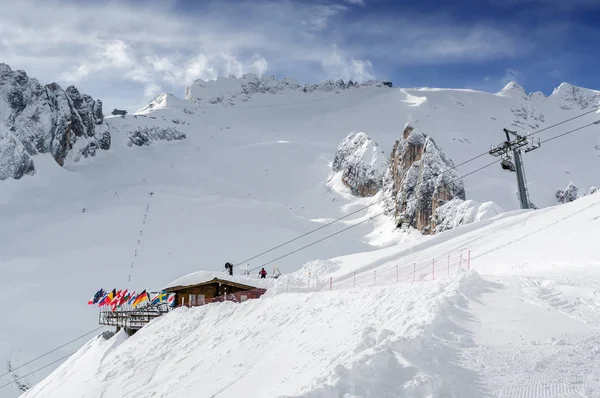 Bulutlu görünümünü Dolomites yakınındaki Val di Fassa, Trentino-Alto-Adige bölgesi, İtalya. — Stok fotoğraf