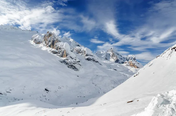 Vista nublada de Dolomites perto de Val di Fassa, Trentino-Alto-Adige, Itália . — Fotografia de Stock