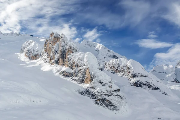 Bulutlu görünümünü Dolomites yakınındaki Val di Fassa, Trentino-Alto-Adige bölgesi, İtalya.